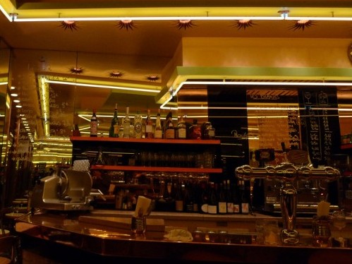 Aux Deux Amis wine bar in Paris | parisbymouth.com