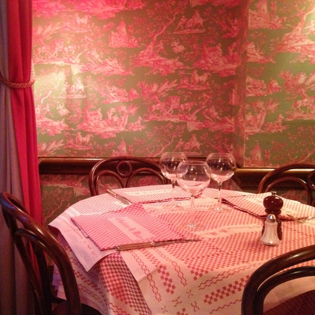 La Fontaine de Mars PARIS BY MOUTH