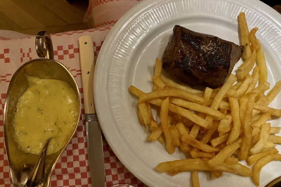 La Fontaine de Mars restaurant in Paris steak frites