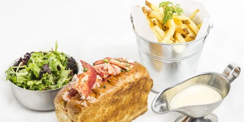 Lobster rolls at Les Pinces restaurant in Paris | parisbymouth.com