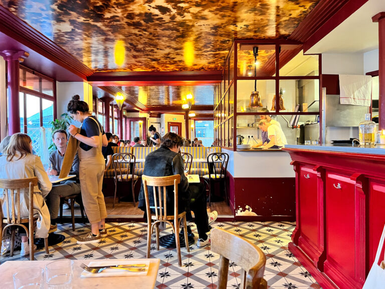 Cafe les Deux Gares restaurant in Paris