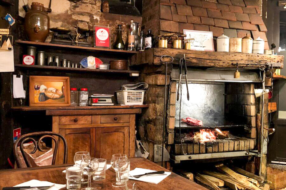 dining room at Robert et Louise bistro in the Marais in Paris