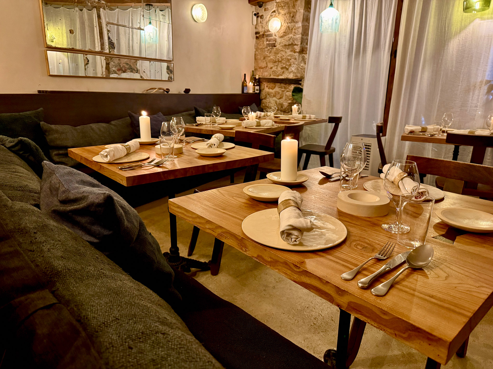 Dining-room-masa-ikuta-restaurant-paris | PARIS BY MOUTH Dining room with banquette seating at Masaikuta restaurant Paris