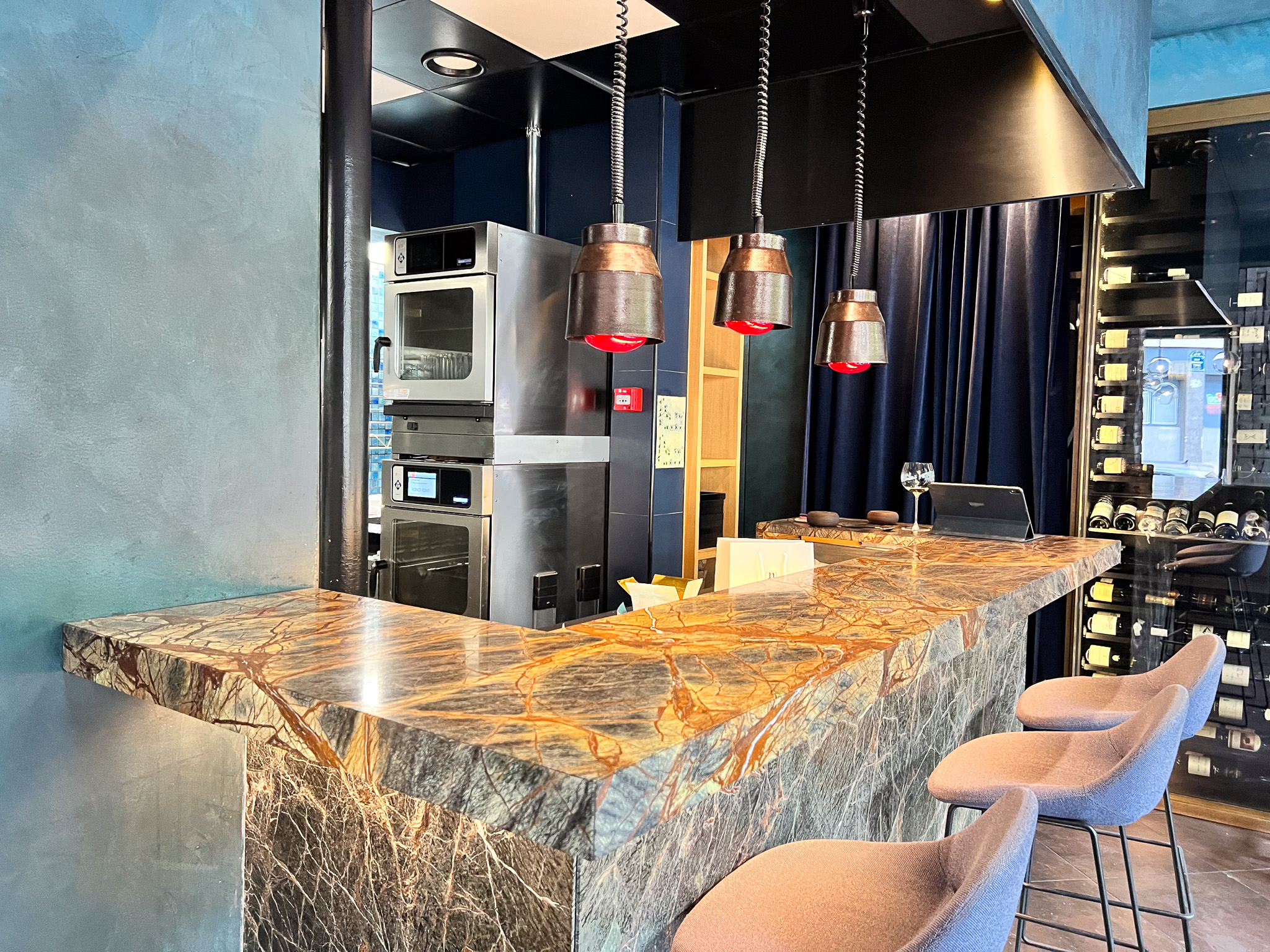 Kitchen pass with marble counter at Substance, rue de Chaillot, Paris