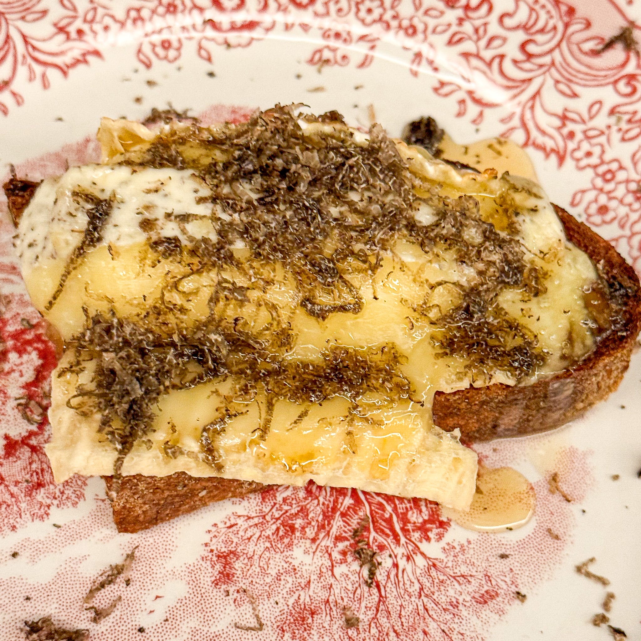 brie-truffle-toast-canard-sauvage-restaurant-paris | PARIS BY MOUTH Toast with melted Brie, honey and shaved truffles at Canard Sauvage restaurant, Paris