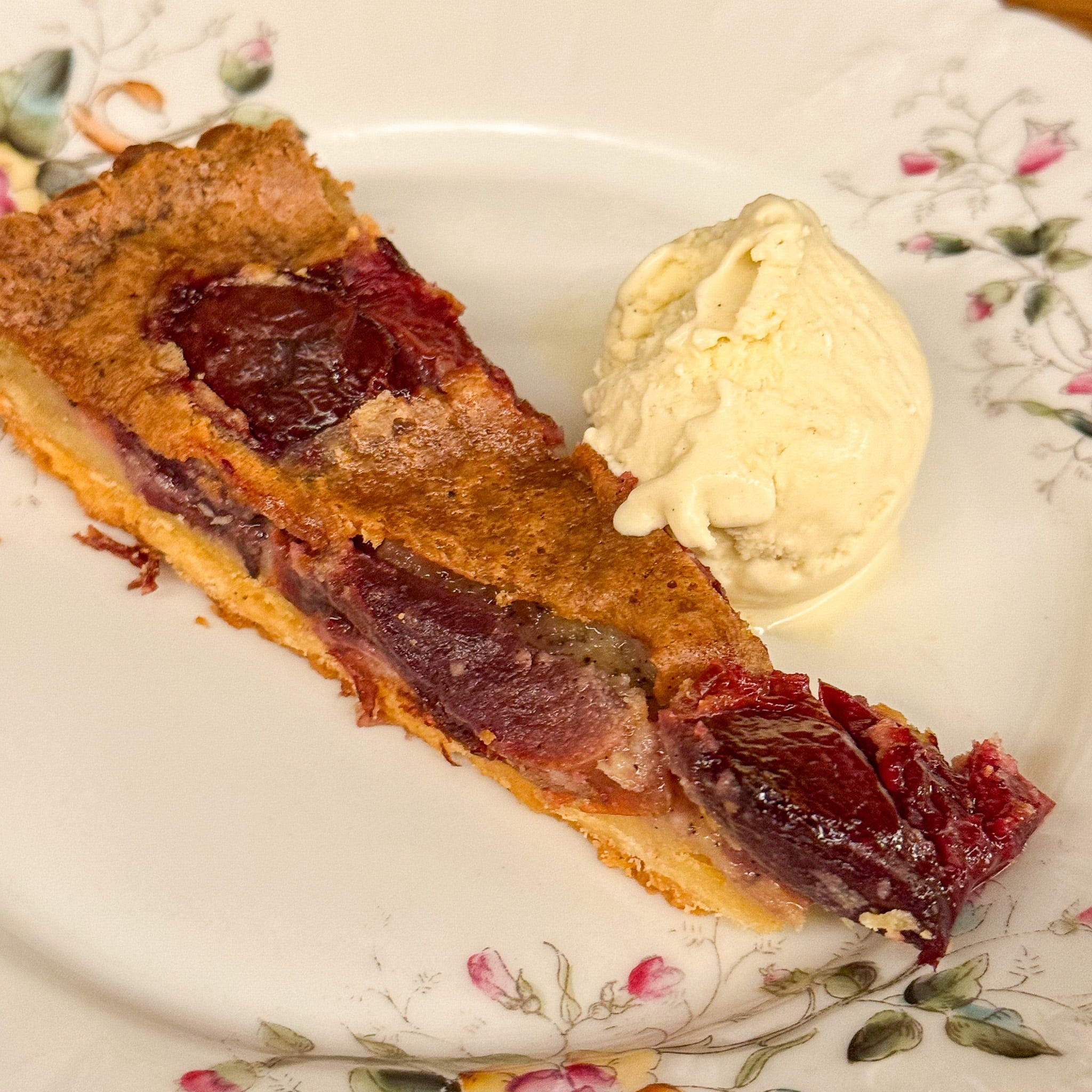 plum-tart-canard-sauvage-restaurant-paris | PARIS BY MOUTH Plum tart at Canard Sauvage restaurant, Paris