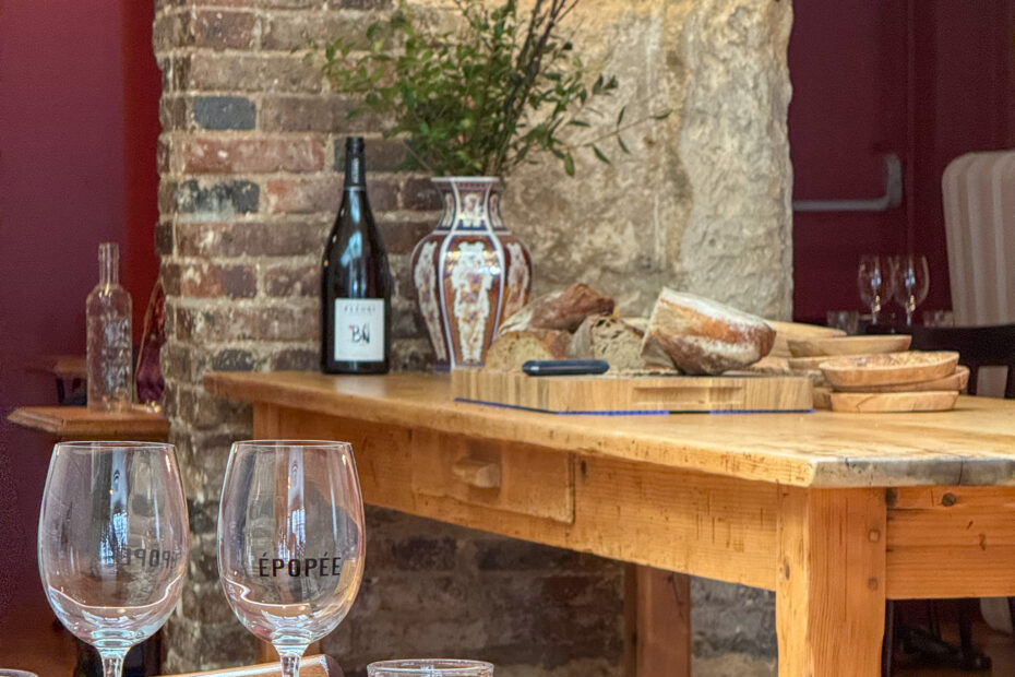 Bread table and glassware at Épopée, Paris 11th