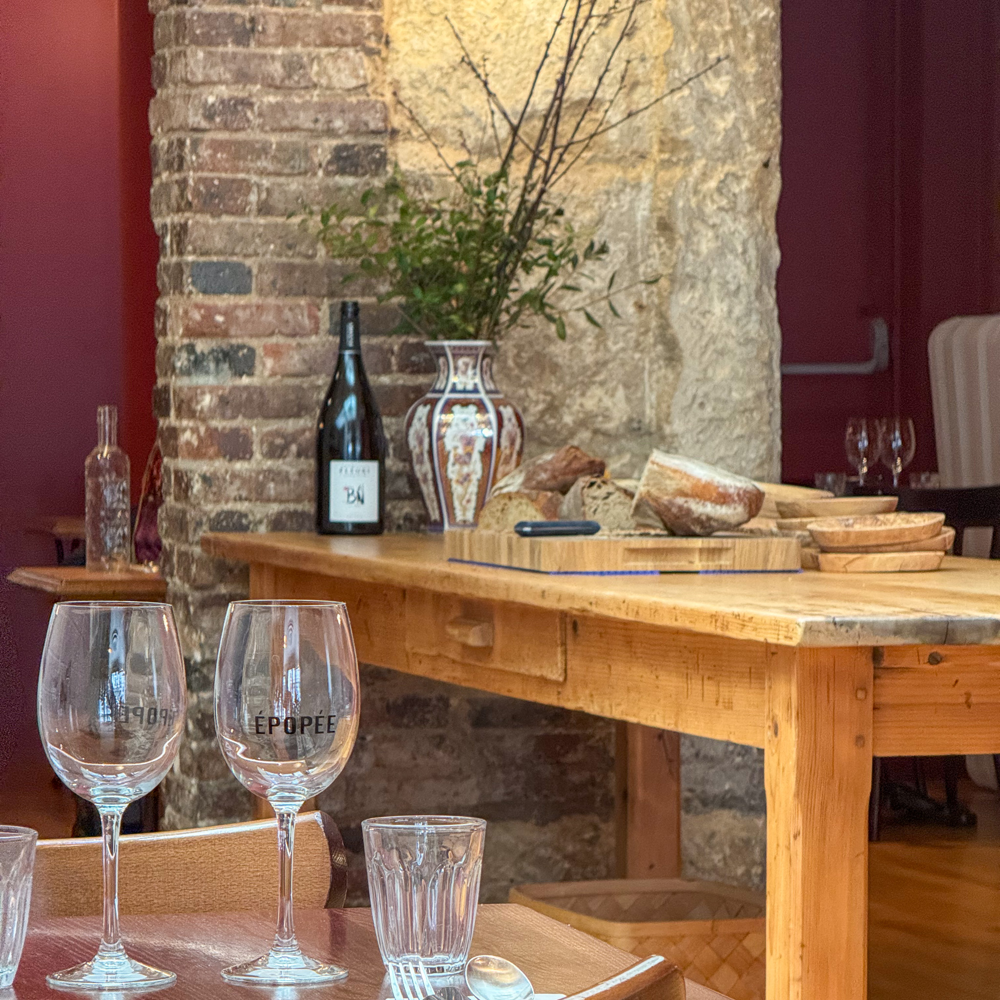 Bread table and glassware at Épopée, Paris 11th