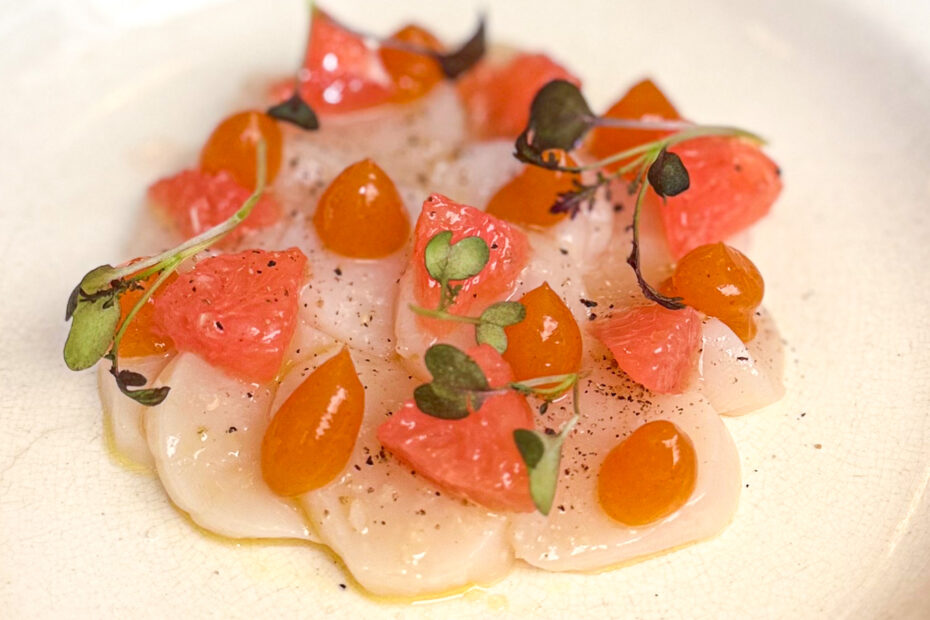 Sea scallop carpaccio with pomelo segments, pomelo gel, micro-herbs and yuzu salt at Le Bon Saint-Pourçain, Paris 6th